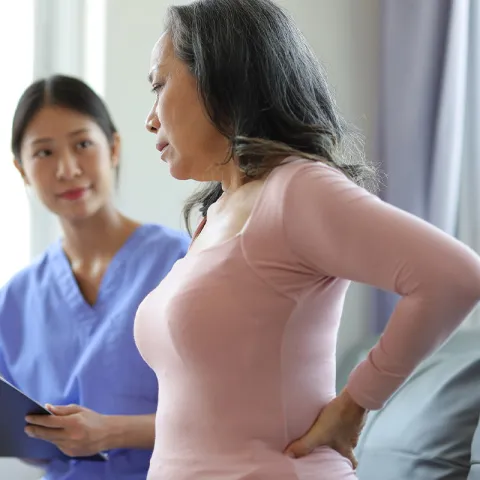 woman-with-back-pain-talking-to-a-doctor
